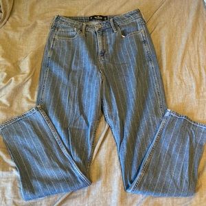 Hollister Ultra High Rise Mom Jeans size 9R (29 waist, 27 length)